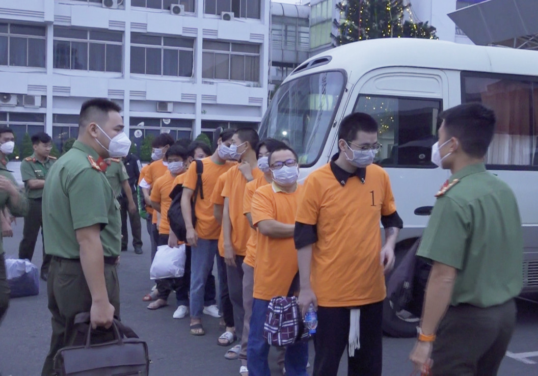 Công an TPHCM trục xuất 12 người Trung Quốc nhập cảnh trái phép. Ảnh: Công an cung cấp