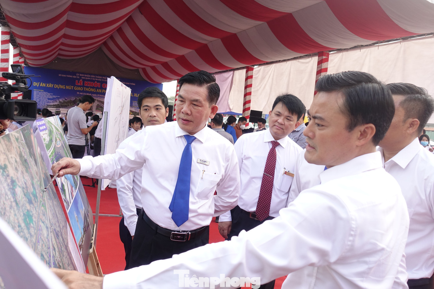 Ông Lương Minh Phúc (trái) báo cáo về dự án xây dựng nút giao An Phú. Ông Lương Minh Phúc (trái) báo cáo về dự án xây dựng nút giao An Phú.