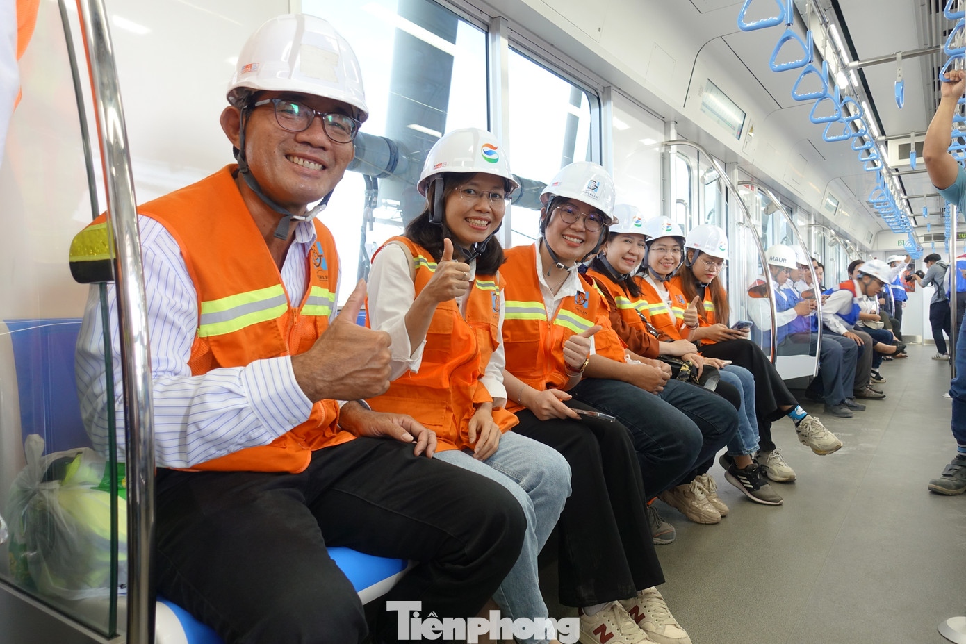 Nhiều cán bộ, công nhân viên thuộc các gói thầu của dự án bày tỏ sự phấn khởi khi được trải nghiệm tàu metro số 1.