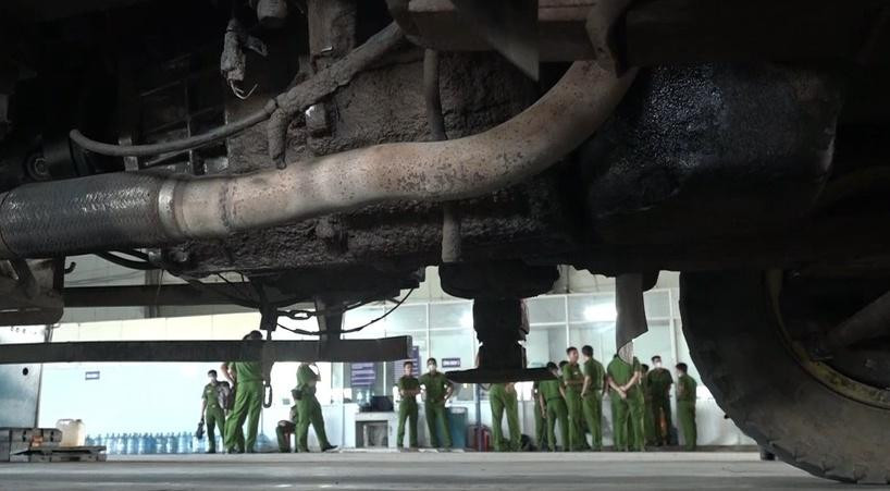 Nhiều phương tiện không đạt tiêu chuẩn vẫn được các đối tượng dùng thủ thuật để cấp phép đăng kiểm. Nhiều phương tiện không đạt tiêu chuẩn vẫn được các đối tượng dùng thủ thuật để cấp phép đăng kiểm.