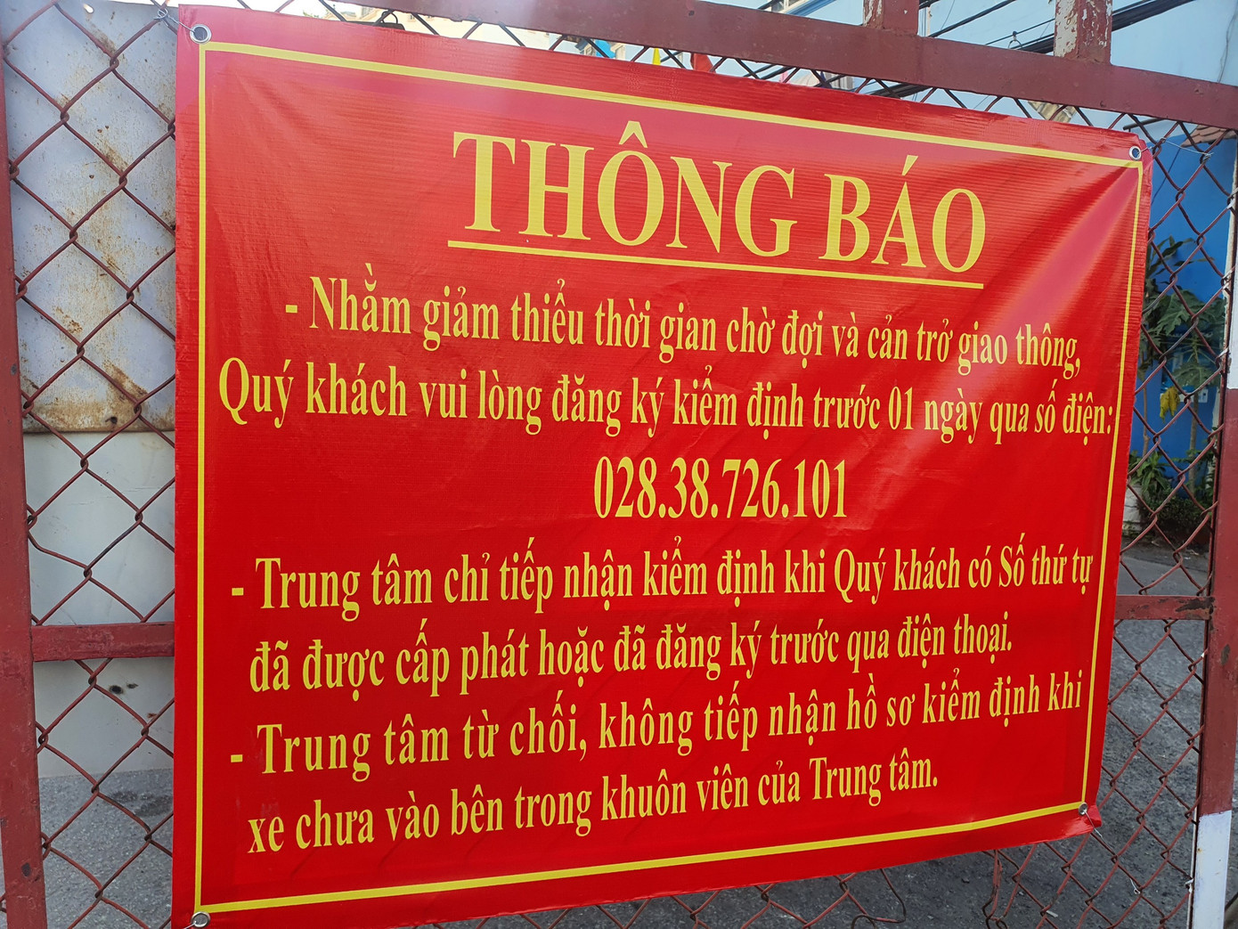 Trung tâm đăng kiểm xe cơ giới 50-02S (quận 11) yêu cầu người dân đăng ký kiểm định trước 1 ngày qua số điện thoại.
