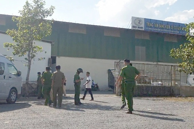 Lực lượng chức năng có mặt trước trung tâm đăng kiểm xe cơ giới 50-14D. Ảnh: NT Lực lượng chức năng có mặt trước trung tâm đăng kiểm xe cơ giới 50-14D. Ảnh: NT