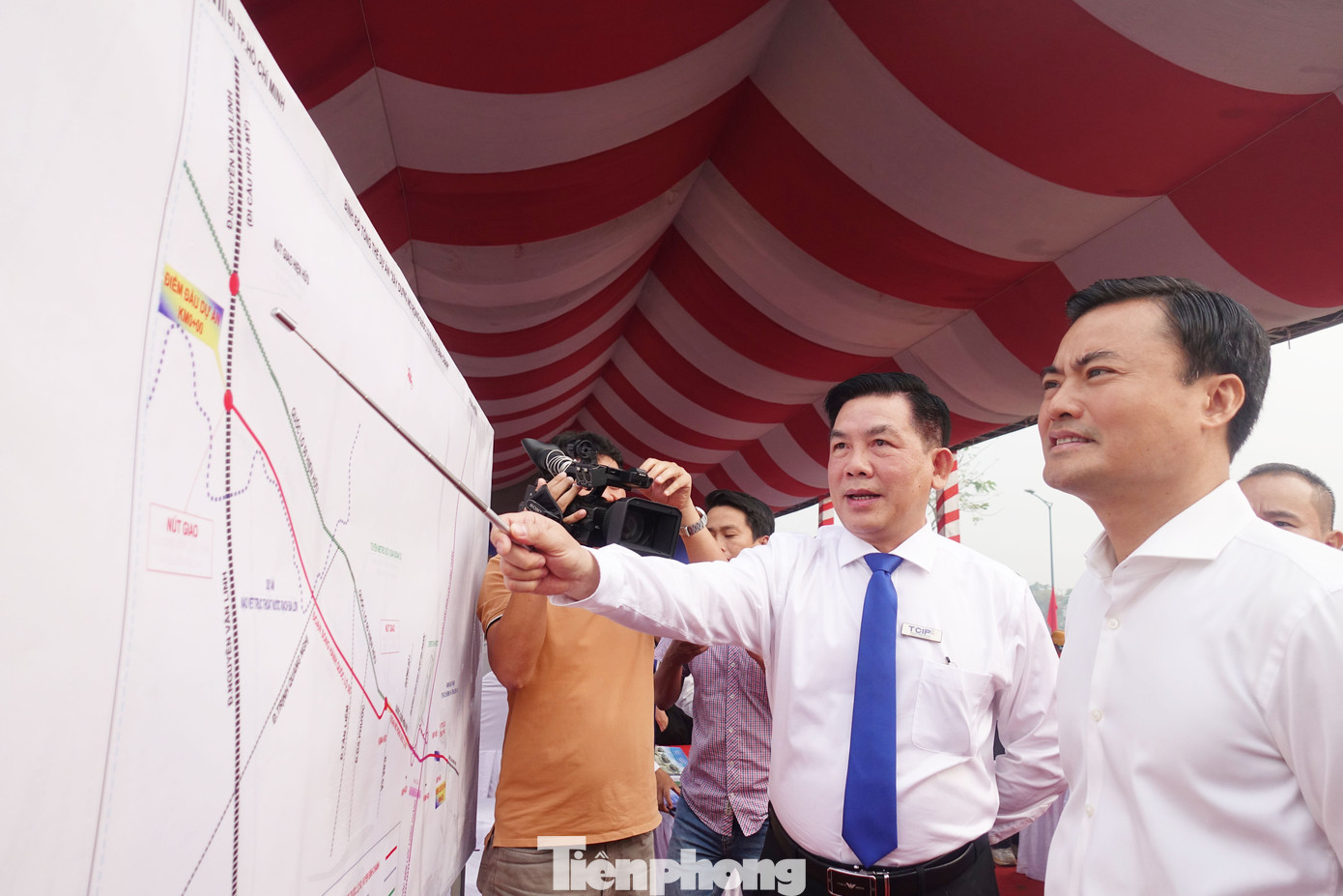 Ông Lương Minh Phúc - Giám đốc BQL dự án Đầu tư xây dựng các công trình giao thông thông TPHCM trình bày về dự án và các mốc tiến độ. Ông Lương Minh Phúc - Giám đốc BQL dự án Đầu tư xây dựng các công trình giao thông thông TPHCM trình bày về dự án và các mốc tiến độ.