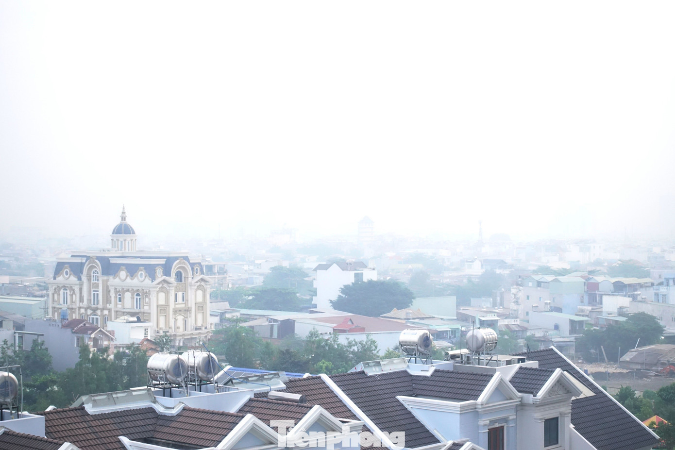 Sáng 27/12, nhiệt độ TPHCM giảm còn khoảng 22 độ C, trời se lạnh, bầu trời âm u, nhiều mây, ít nắng, làn sương mù bao phủ khiến tầm nhìn xa hạn chế.