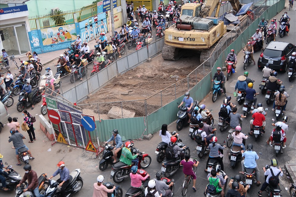Sở GTVT TPHCM thông báo tạm ngưng thi công các công trình có tổ chức đào đường, vỉa hè trong phạm vi kết cấu hạ tầng giao thông đường bộ trên địa bàn thành phố từ ngày 31/12 đến hết ngày 1/1. Ảnh minh họa: Hữu Huy
