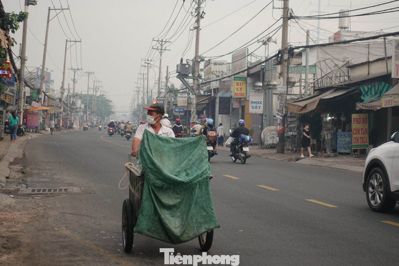 Theo dự báo, những ngày trước và trong Tết dương lịch 2023, khu vực Nam Bộ tiếp tục chịu ảnh hưởng bởi một đợt không khí lạnh có cường độ mạnh hơn. Ảnh chụp trên Quốc lộ 50, đia phận huyện Bình Chánh.