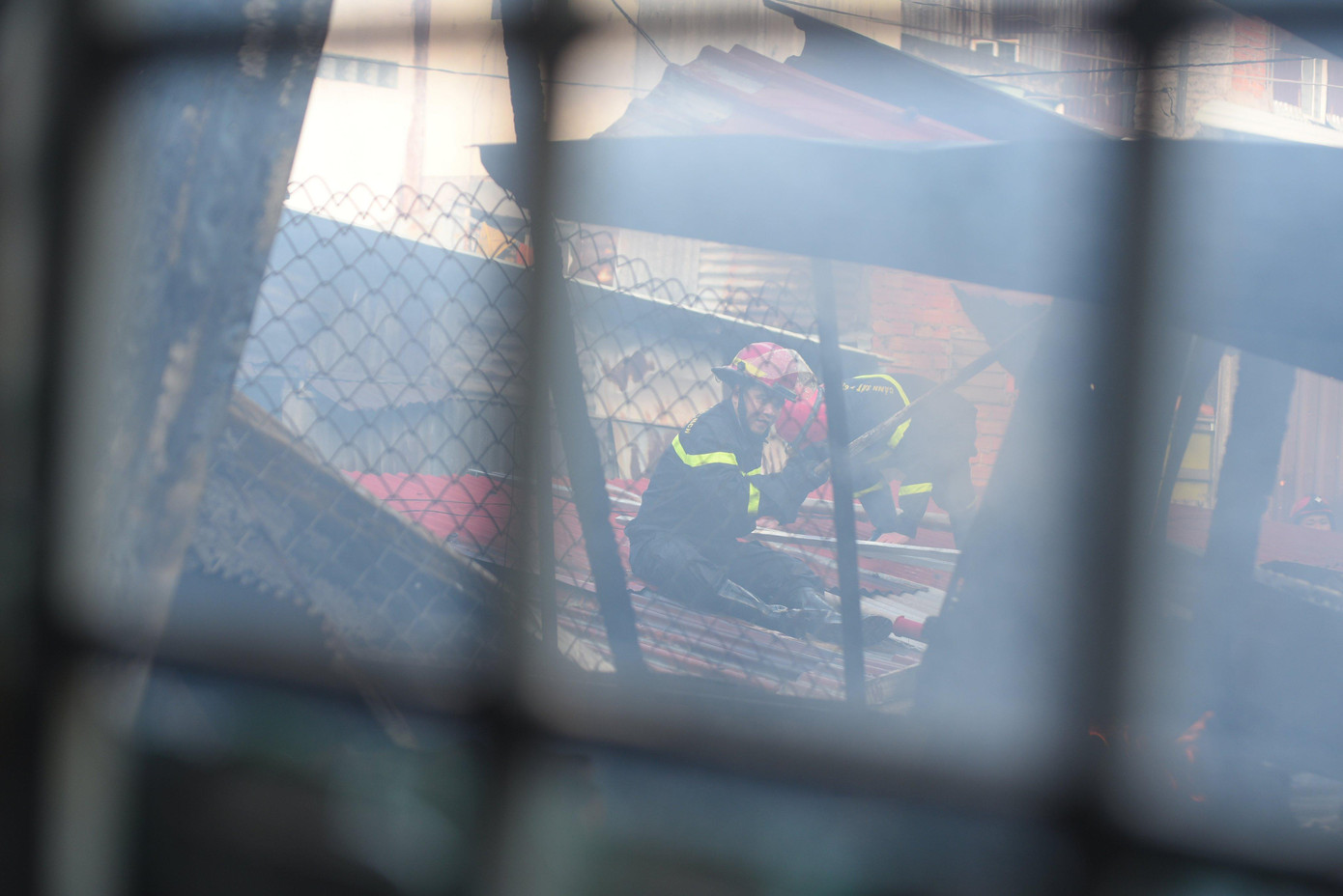 Đến 16h10, đám cháy được khống chế hoàn toàn.