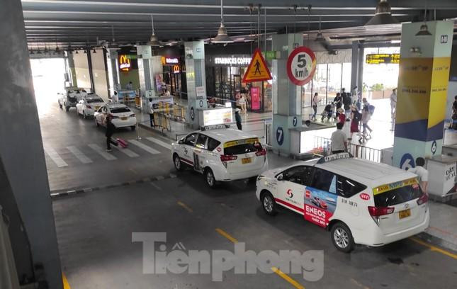 Theo Cảng HKQT Tân Sơn Nhất, trước tình hình hành khách tăng đột biến trong dịp Tết, Cảng đã đề nghị các đơn vị vận tải tăng 20% số lượt vận chuyển so với hiện nay (dự kiến khoảng 14.000 lượt/ngày) để hạn chế tình trạng khách phải chen chúc đón xe.