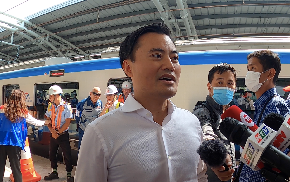 “Sự kiện chạy thử nghiệm đoàn tàu metro số 1 rất có ý nghĩa, đánh dấu bước ngoặc mới trong giai đoạn phát triển dự án, sớm đưa công trình vận hành, khai thác trong năm 2023”- ông Bùi Xuân Cường, Phó Chủ tịch UBND TPHCM chia sẻ.