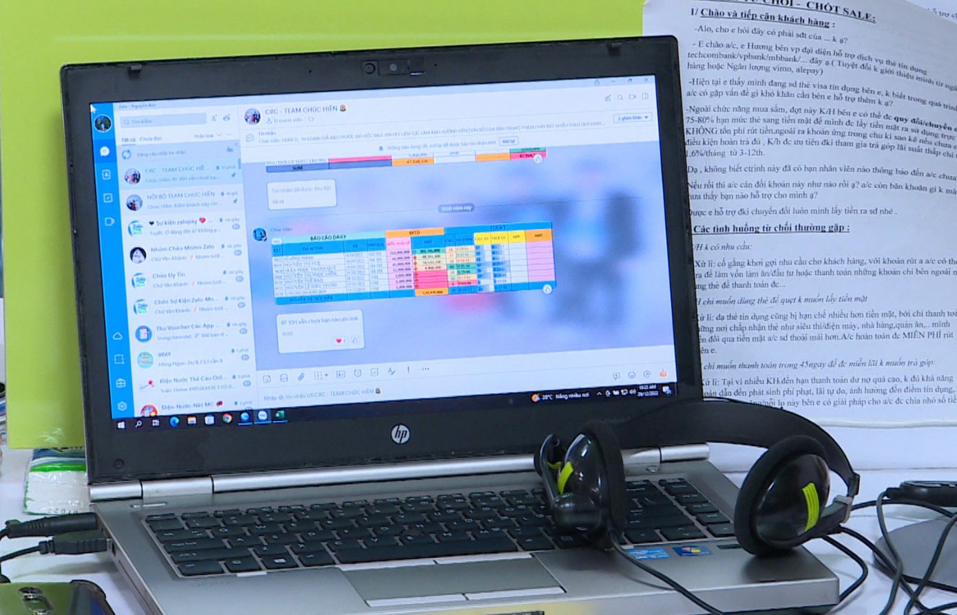 Công an đã thu giữ hàng trăm máy tính, laptop, điện thoại di động và các tang vật có liên quan. Công an đã thu giữ hàng trăm máy tính, laptop, điện thoại di động và các tang vật có liên quan.