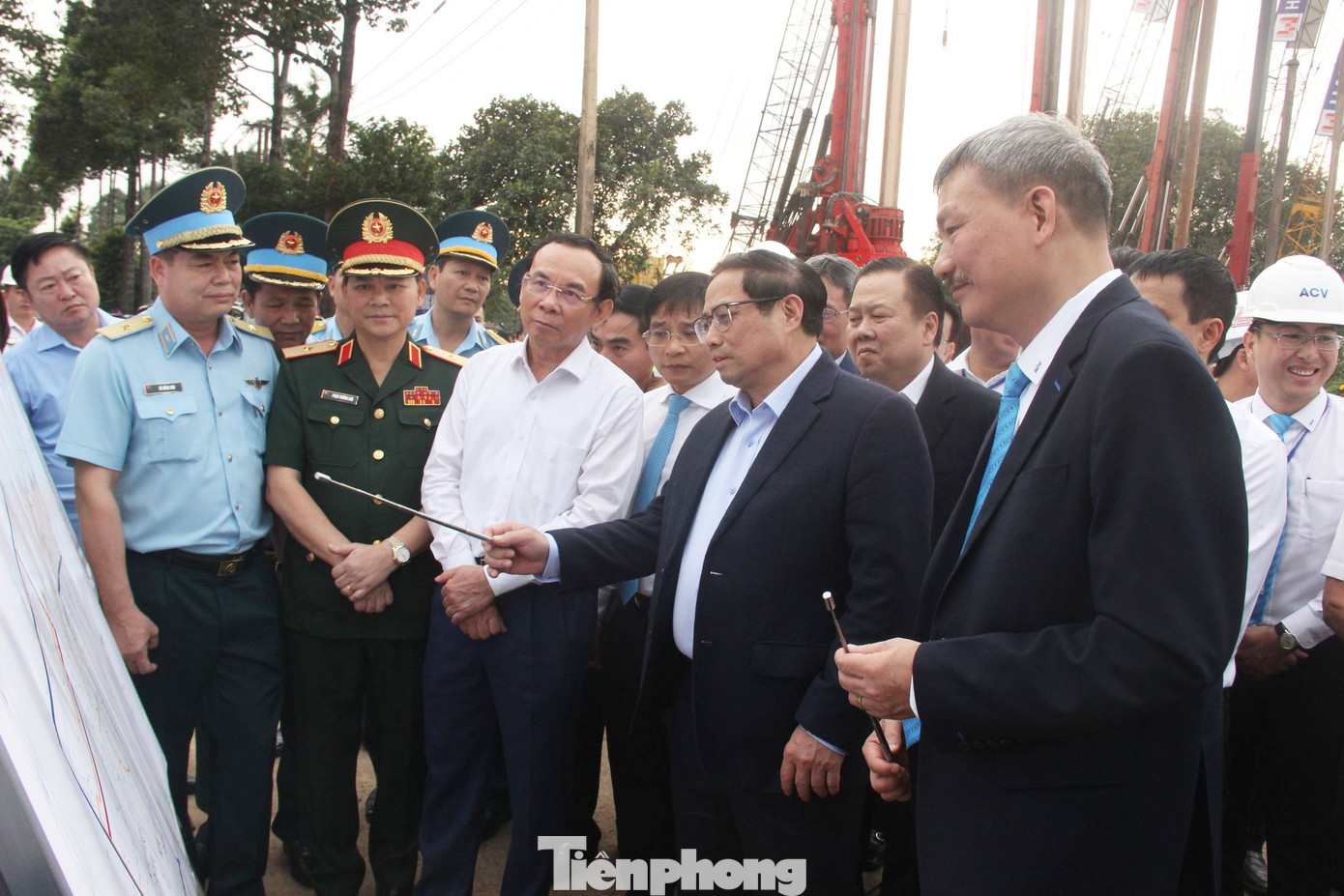 Thủ tướng Chính phủ Phạm Minh Chính khảo sát thực tế công trường dự án xây dựng Nhà ga hành khách T3 - Cảng hàng không quốc tế Tân Sơn Nhất. Thủ tướng Chính phủ Phạm Minh Chính khảo sát thực tế công trường dự án xây dựng Nhà ga hành khách T3 - Cảng hàng không quốc tế Tân Sơn Nhất.