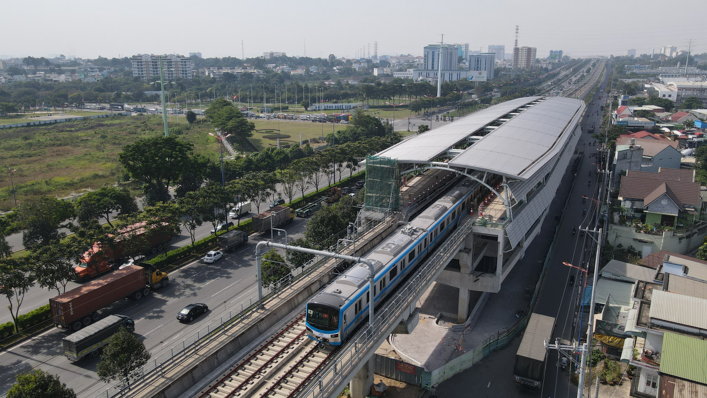 Theo thiết kế, đoạn trên cao của tuyến metro số 1 có tốc độ tối đa là 110 km/h, nhưng quá trình chạy thử nghiệm, để đảm bảo an toàn, đoàn tàu chỉ chạy tối đa tốc độ dưới 40 km/h.