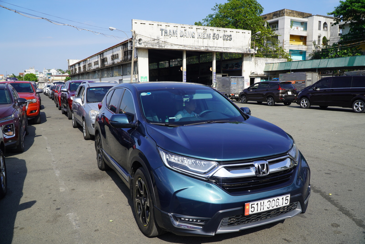 Phương tiện xếp hàng chờ kiểm định ở trung tâm đăng kiểm 50-02S.