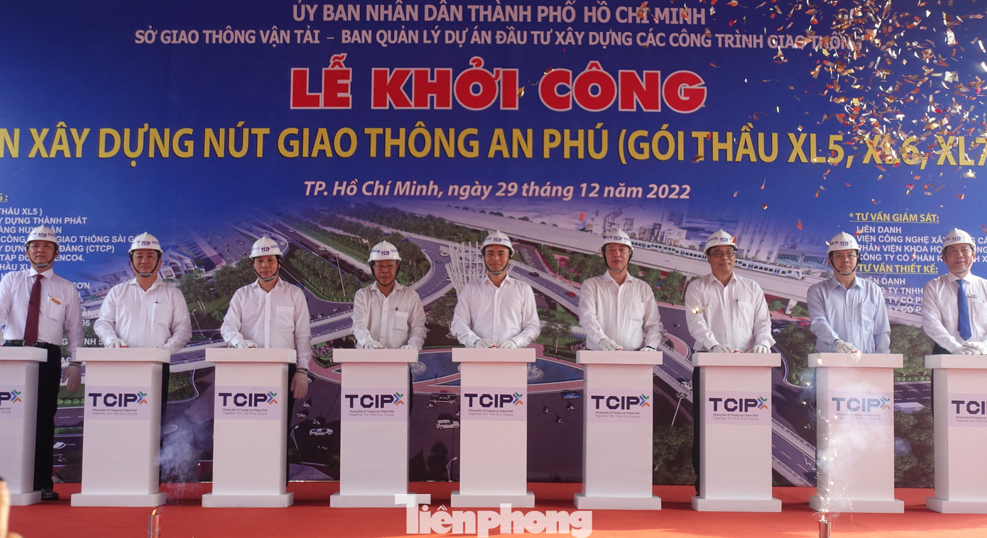 Các đại biểu thực hiện nghi thức khởi công dự án. Các đại biểu thực hiện nghi thức khởi công dự án.