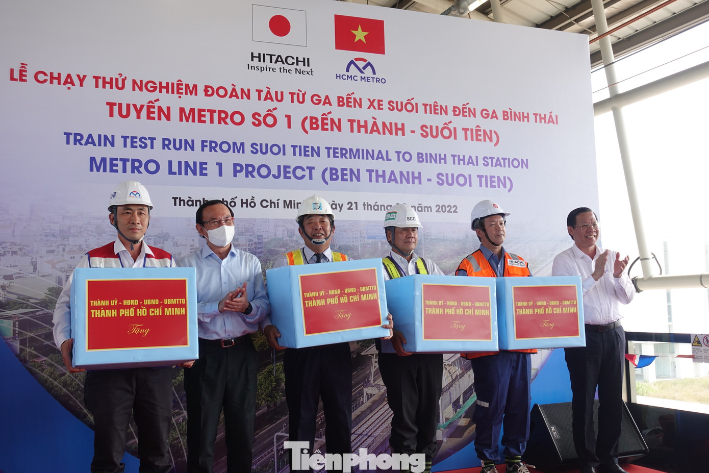 Lãnh đạo TPHCM tặng quà cho đại diện các nhà thầu dự án tuyến metro số 1 (Bến Thành - Suối Tiên).
