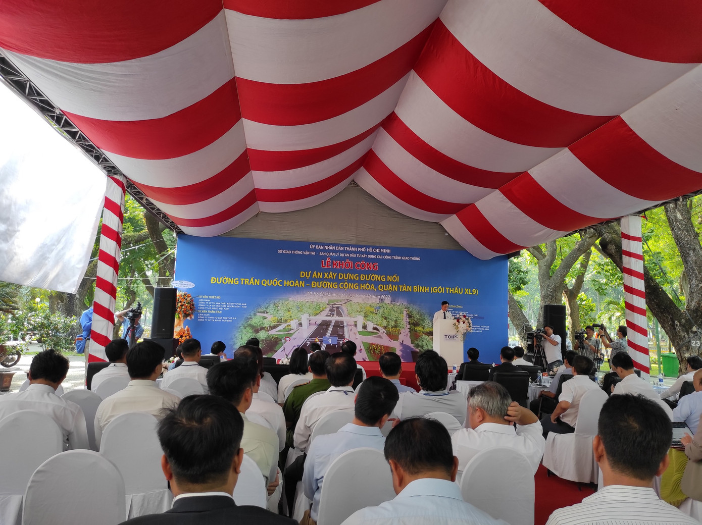 Quang cảnh buổi lễ khởi công dự án xây dựng đường nối Trần Quốc Hoàn - Cộng Hòa. Quang cảnh buổi lễ khởi công dự án xây dựng đường nối Trần Quốc Hoàn - Cộng Hòa.