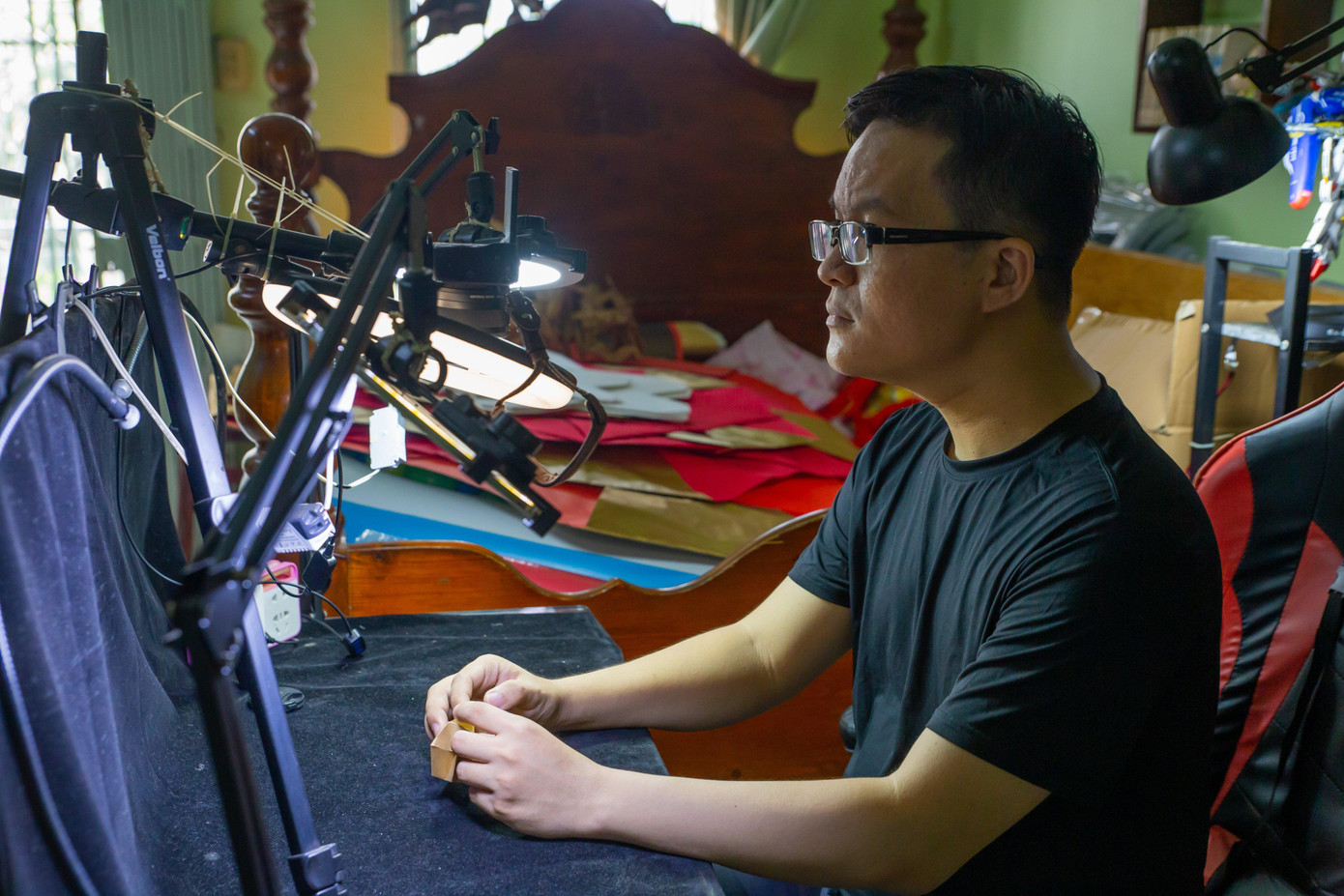 Anh Liên Quốc Đạt đã làm gần 300 tác phẩm các loại, từ những con vật đời thường đến những nhân vật thần thoại, những nhân vật trong phim ảnh... Anh Liên Quốc Đạt đã làm gần 300 tác phẩm các loại, từ những con vật đời thường đến những nhân vật thần thoại, những nhân vật trong phim ảnh...