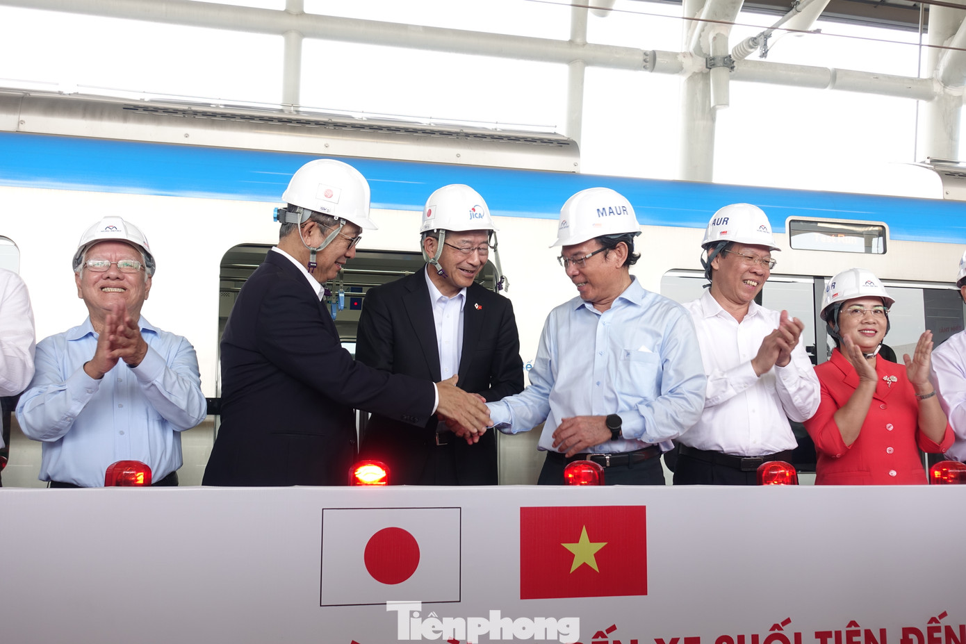 Các vị đại biểu thực hiện nghi thức bấm còi chạy thử nghiệm đoàn tàu metro số 1 TPHCM.