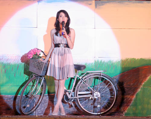 nữ sinh báo chí còn rất tài năng khi hay hát hay, múa đẹp và biết làm cả ảo thuật...