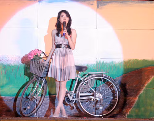 nữ sinh báo chí còn rất tài năng khi hay hát hay, múa đẹp và biết làm cả ảo thuật...