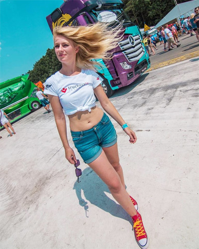 Nữ tài xế xe tải hạng nặng quyến rũ ở Ba Lan ảnh 1