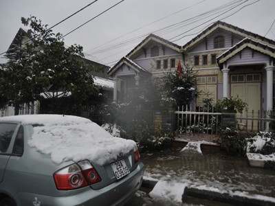 Tuyết phủ dầy nóc oto