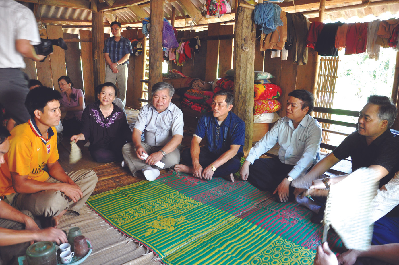 Bí thư Tỉnh ủy Mai Văn Ninh (thứ hai từ phải sang) thăm một gia đình nghèo ở bản Ngàm, huyện vùng cao Quan Sơn, Thanh Hóa Ảnh: Hữu Ngôn. Bí thư Tỉnh ủy Mai Văn Ninh (thứ hai từ phải sang) thăm một gia đình nghèo ở bản Ngàm, huyện vùng cao Quan Sơn, Thanh Hóa Ảnh: Hữu Ngôn