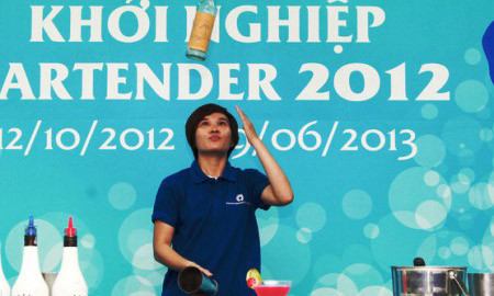 Trần Ngọc Trân thể hiện những bài diễn khó một cách chuyên nghiệp và đẹp mắt. . Trần Ngọc Trân thể hiện những bài diễn khó một cách chuyên nghiệp và đẹp mắt.