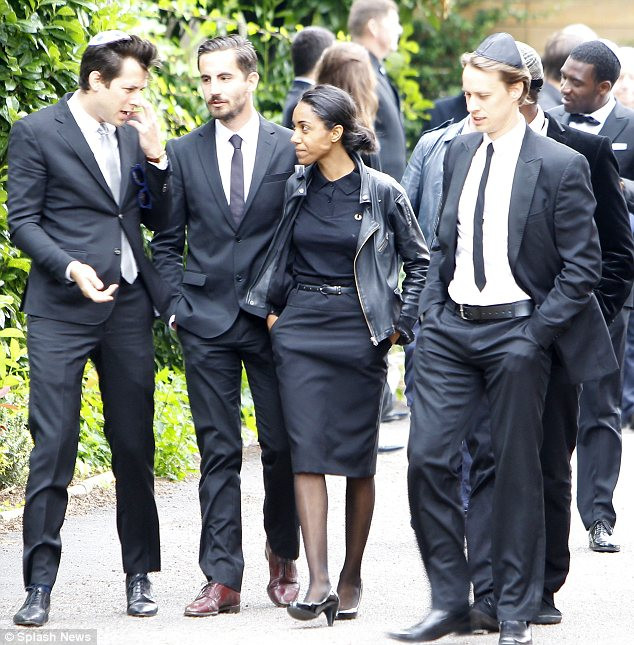 Các bạn bè của Amy trao đổi với nhau trên đường tới làm lễ cho cô