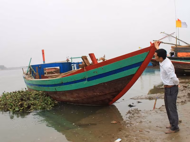 Chiếc tàu gặp nạn đã được cơ quan chức năng khám nghiệm. Ảnh: Hoàng lam
