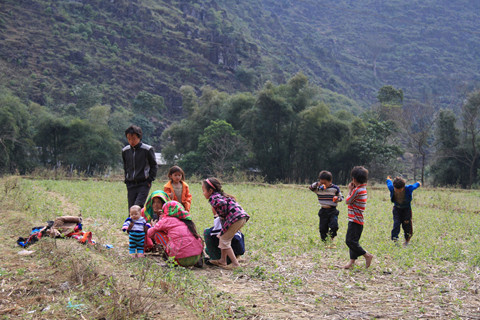 Các em nhỏ chơi đùa khi nắng lên. Ảnh: Trường Phong. 