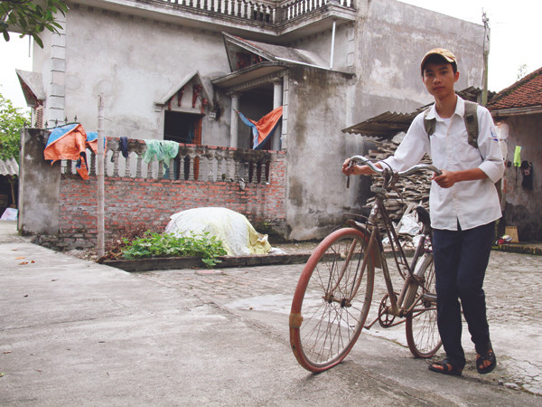 Chiếc xe cà tàng Duẩn đi học hằng ngày Ảnh: Trường Phong
