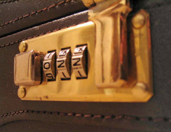 Vali cứng có khóa số là một sự lựa chọn an toàn hơn. Vali cứng có khóa số là một sự lựa chọn an toàn hơn