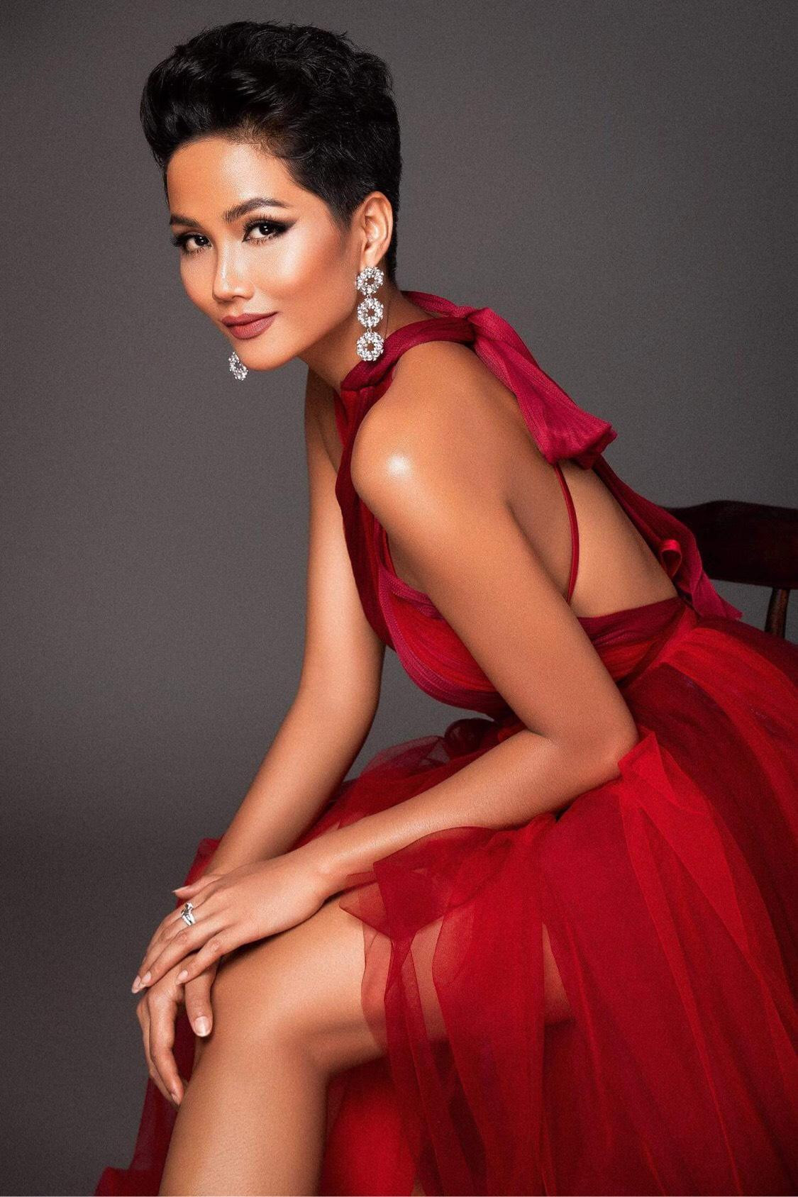 Nàng hậu lồng tiếng cho vai diễn chú thỏ Ralph.