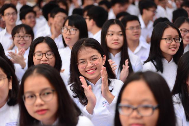 Năm học mới 2021 - 2022, teen sẽ được miễn giảm học phí. Ảnh minh họa từ Internet.
