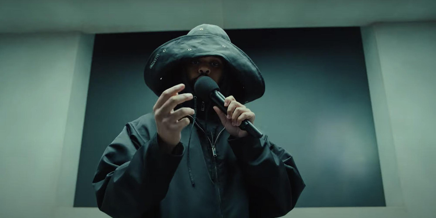 Dù không trực tiếp tham gia lễ trao giải, The Weeknd vẫn mang đến một màn trình diễn "Save Your Tears" ấn tượng. Dù không trực tiếp tham gia lễ trao giải, The Weeknd vẫn mang đến một màn trình diễn "Save Your Tears" ấn tượng.