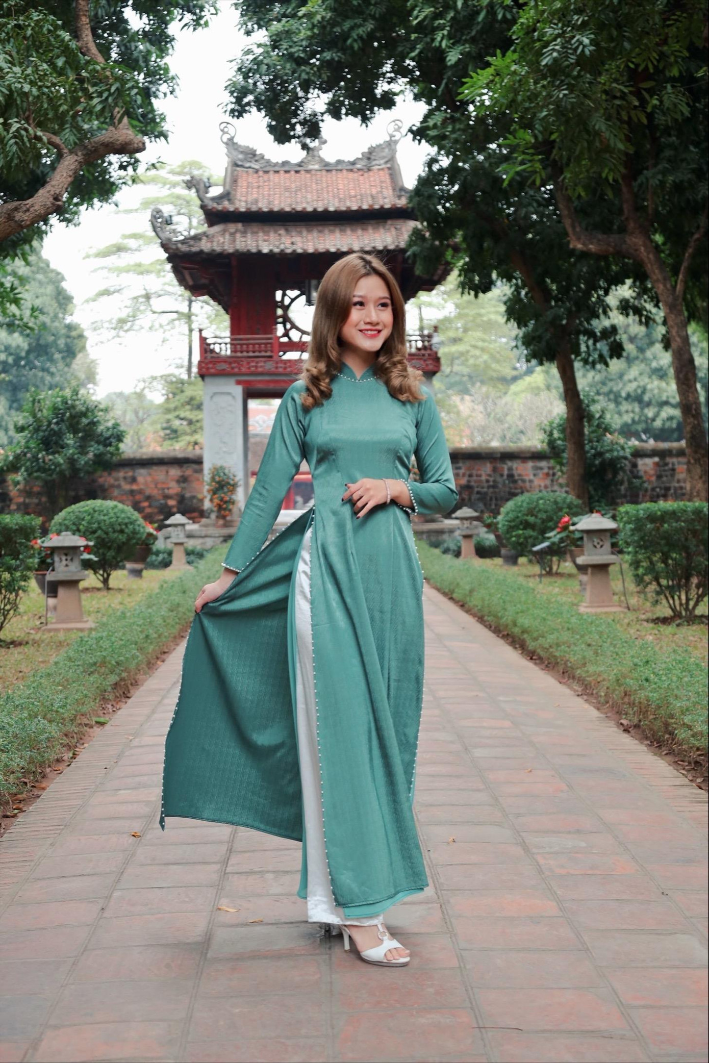 Đây hẳn là một "con nhà người ta" nữa khi vừa xinh đẹp lại còn giỏi giang. Đây hẳn là một "con nhà người ta" nữa khi vừa xinh đẹp lại còn giỏi giang.