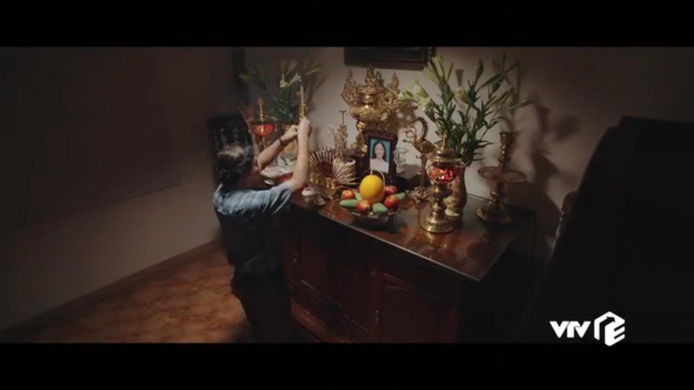 Bố của Nhi, ông Vinh vô cùng khổ tâm trước lời trách móc của con gái về cái chết của mẹ.