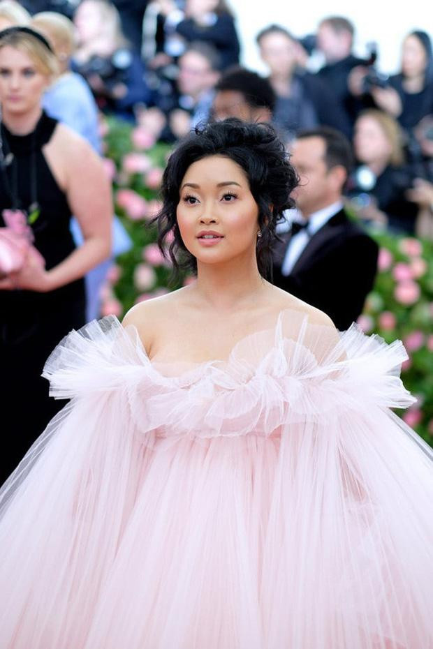 Với chiều cao "khiêm tốn" chỉ 1m57, Lana vẫn tỏa sáng tại thảm đỏ Met Gala 2019. Với chiều cao "khiêm tốn" chỉ 1m57, Lana vẫn tỏa sáng tại thảm đỏ Met Gala 2019.