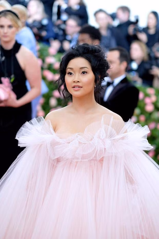 Với chiều cao "khiêm tốn" chỉ 1m57, Lana vẫn tỏa sáng tại thảm đỏ Met Gala 2019.