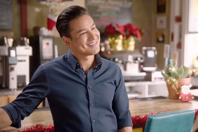 Sự trùng hợp khó tin giữa MC Mario Lopez và các người đẹp Brazil tại Miss Universe.