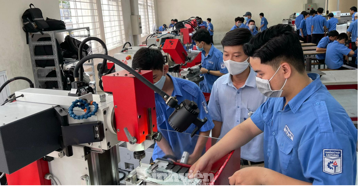 Sinh viên của các trường cao đẳng tại TP.HCM học tập trực tiếp từ ngày 20/12. Ảnh: Internet.