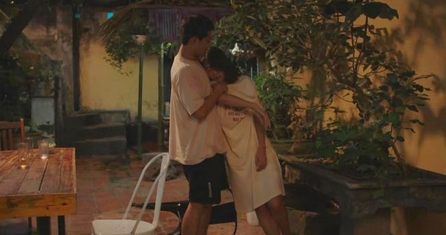 Cô nàng cũng uống đến bất tỉnh và phải nhờ Đăng đưa vào phòng. Cô nàng cũng uống đến bất tỉnh và phải nhờ Đăng đưa vào phòng.