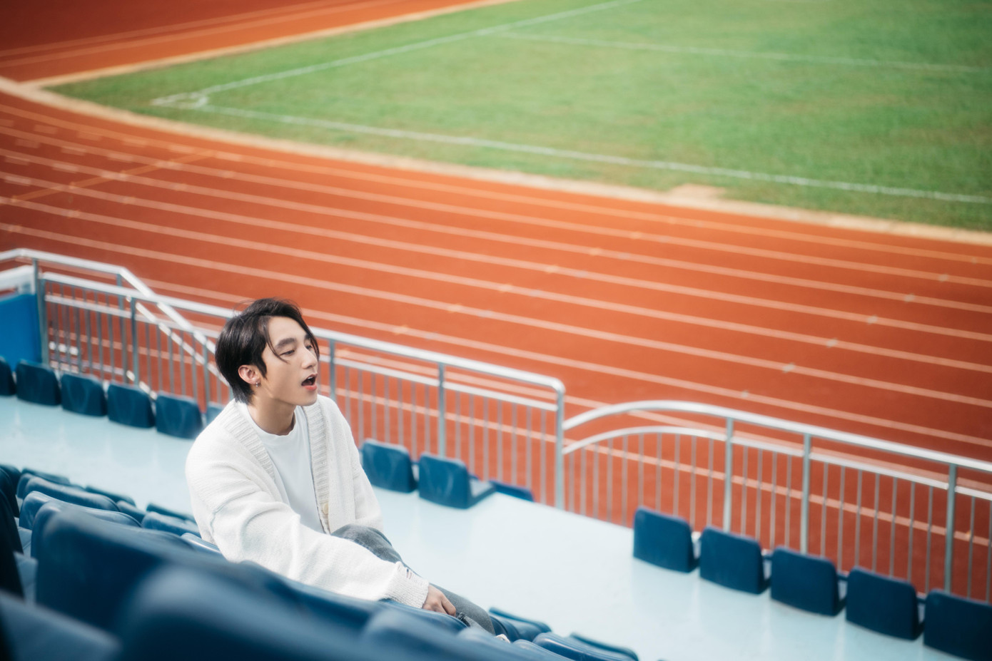 Hình ảnh mới của Sơn Tùng khiến không ít người hâm mộ liên tưởng đến anh "hàng xóm nhà bên" gần gũi, ngọt ngào. Hình ảnh mới của Sơn Tùng khiến không ít người hâm mộ liên tưởng đến anh "hàng xóm nhà bên" gần gũi, ngọt ngào.