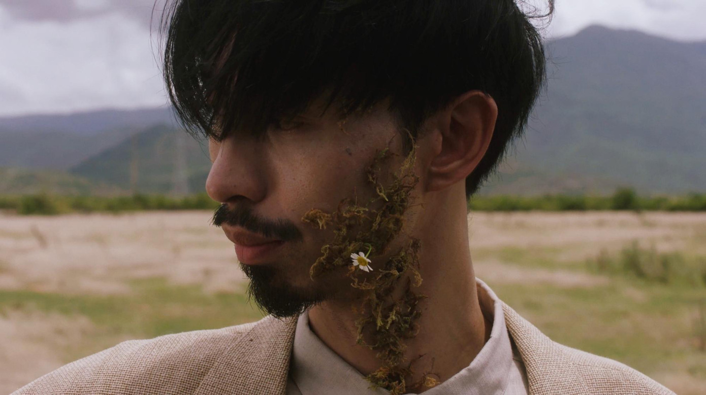 Thoạt nhìn, Đen Vâu rất giống một chàng du mục trong những truyện cổ tích. Thoạt nhìn, Đen Vâu rất giống một chàng du mục trong những truyện cổ tích.