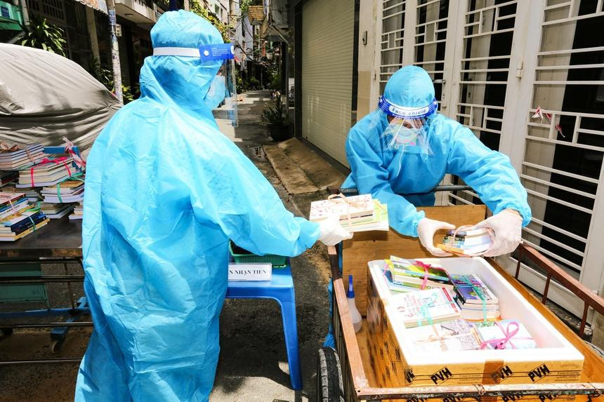 Teen mong các đơn vị vận chuyển sẽ ưu tiên chuyển các đơn hàng sách giáo khoa. Ảnh: Quận Đoàn Phú Nhuận. Teen mong các đơn vị vận chuyển sẽ ưu tiên chuyển các đơn hàng sách giáo khoa. Ảnh: Quận Đoàn Phú Nhuận.