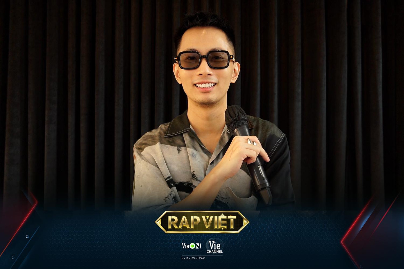 Cùng ngồi "ghế nóng" với JustaTee, Rhymastic gây ấn tượng với khán giả trong vai trò giám khảo.