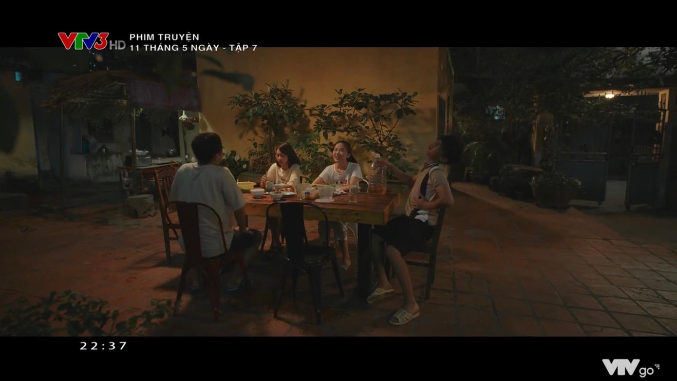 Cô nàng đã trở thành "khách mời" bất đắc dĩ trong bữa tụ tập của nhóm bạn thân. Cô nàng đã trở thành "khách mời" bất đắc dĩ trong bữa tụ tập của nhóm bạn thân.