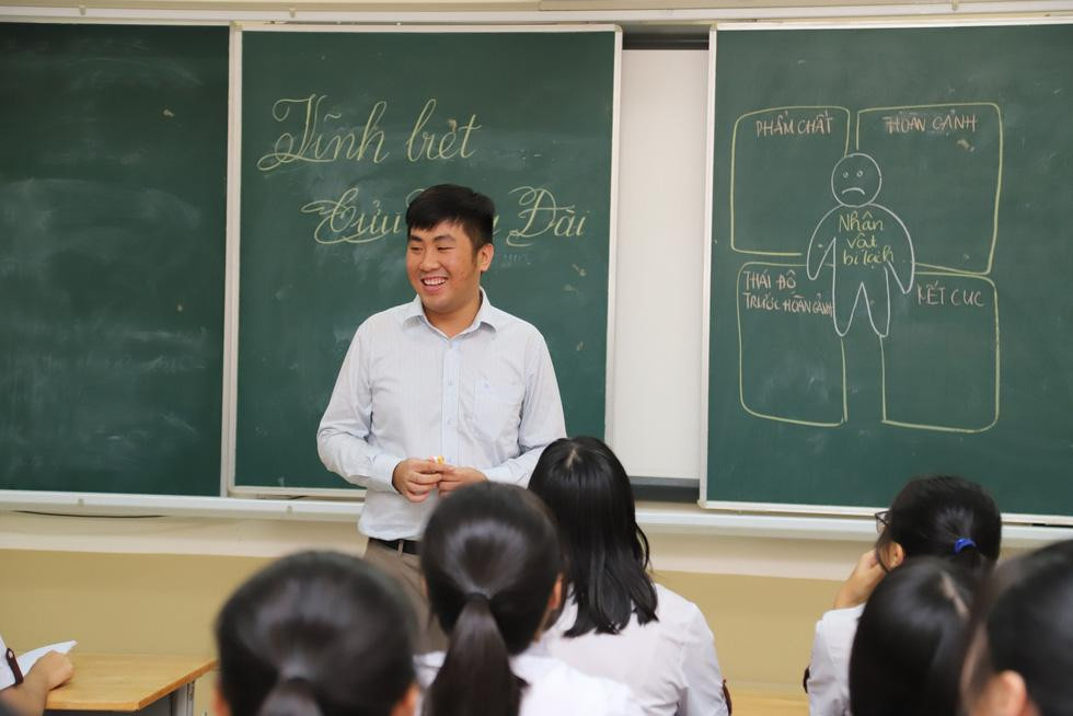 Thầy Duy cho rằng, việc nhầm lẫn giữa &quot;văn mẫu&quot; và &quot;làm mẫu&quot; đã khiến teen lạm dụng văn mẫu. Ảnh: Như Hùng.