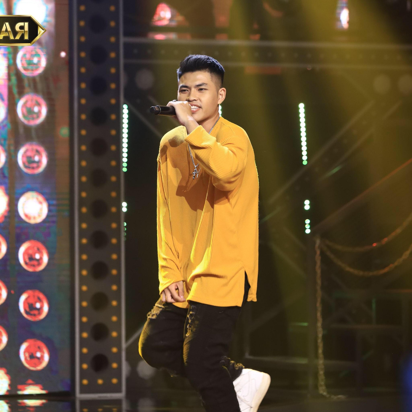 Dù không vào được Chung kết thế nhưng Tez vẫn gây ấn tượng với khả năng "bắn" rap của mình. Ảnh: Vie Channel Dù không vào được Chung kết thế nhưng Tez vẫn gây ấn tượng với khả năng "bắn" rap của mình. Ảnh: Vie Channel